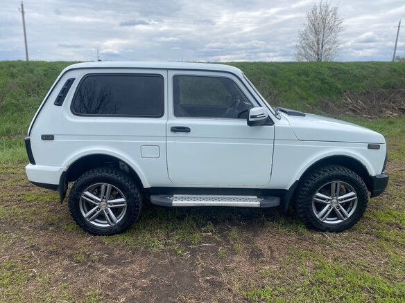 2009 Lada (ВАЗ) 2121 (4x4) I Рестайлинг, белый, 415000 рублей - вид 4