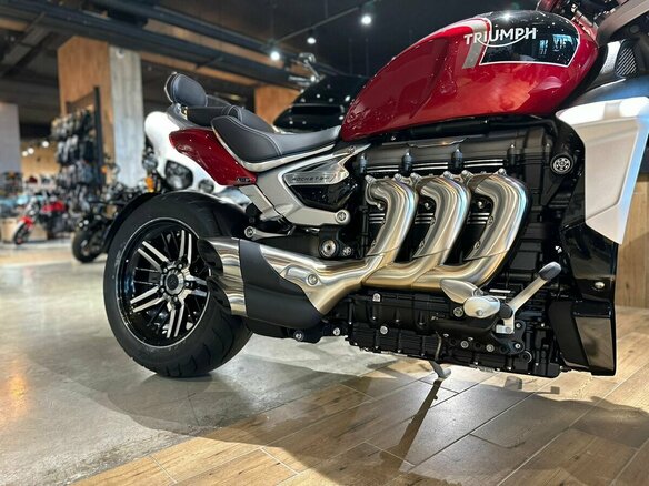 2023 Triumph Rocket 3, красный, 2990000 рублей - вид 11