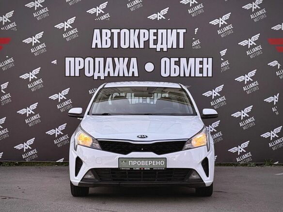 2021 Kia Rio IV Рестайлинг, белый, 1125000 рублей - вид 1