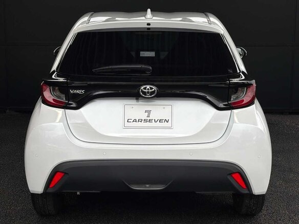 2023 Toyota Yaris IV, белый, 1052000 рублей - вид 2