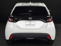2023 Toyota Yaris IV, белый, 1052000 рублей - вид 2