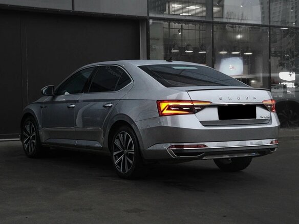 2023 Skoda Superb III Рестайлинг, серебристый, 2390000 рублей - вид 7