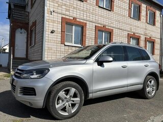 2010 Volkswagen Touareg II, серебристый, 1590000 рублей, вид 2