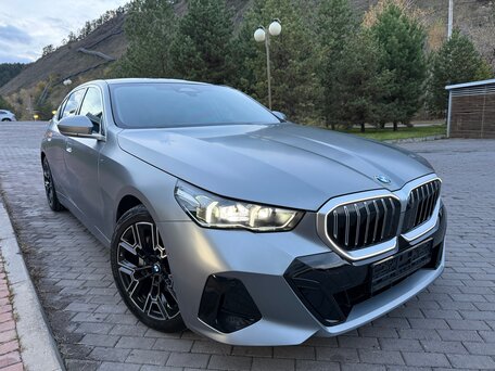 2025 BMW 5 серии Long 530Li xDrive VIII (G60/G61/G68), серый, 7200000 рублей, вид 3