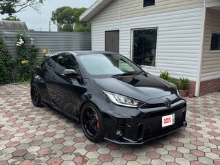 2022 Toyota Yaris IV, чёрный, 2695000 рублей, вид 3