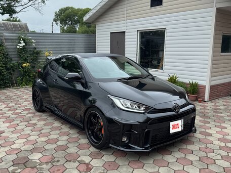 2022 Toyota Yaris IV, чёрный, 2695000 рублей, вид 3