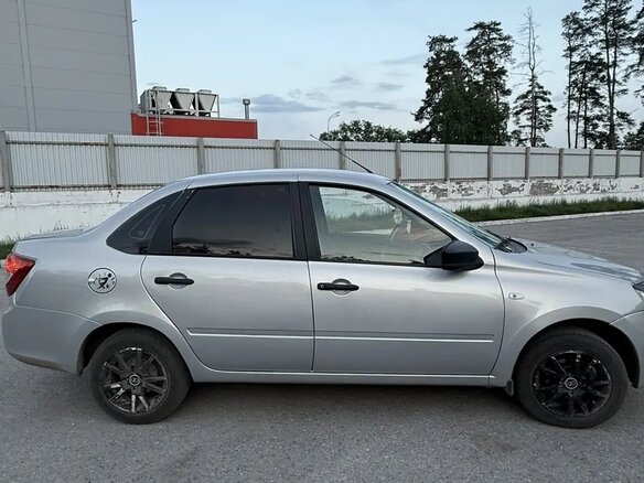 2017 Lada (ВАЗ) Granta I, серебристый, 470000 рублей - вид 1
