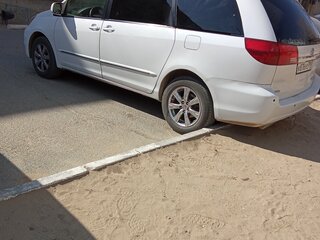 2003 Toyota Sienna II, белый, 1400000 рублей, вид 1