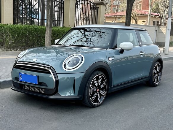2023 Mini Hatch Cooper III (F55/F56) Рестайлинг 2, серый, 1970000 рублей