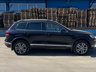 2017 Volkswagen Touareg II Рестайлинг, чёрный, 3200000 рублей, вид 4