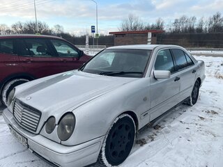 1995 Mercedes-Benz E-Класс 220 II (W210, S210), серебристый, 330000 рублей, вид 5