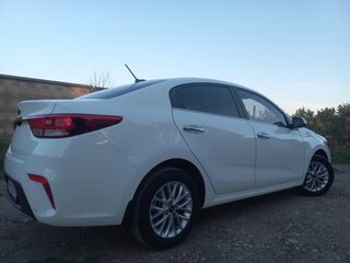 2019 Kia Rio IV, белый, 1496000 рублей, вид 4