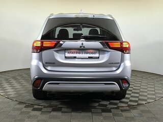 2018 Mitsubishi Outlander III Рестайлинг 2, серебристый, 1575000 рублей, вид 5