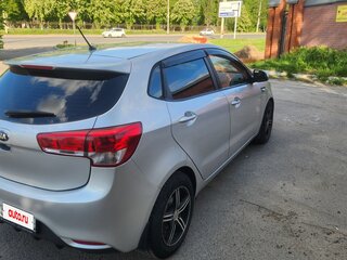 2016 Kia Rio III Рестайлинг, серебристый, 850000 рублей, вид 4