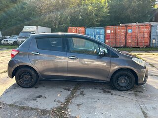 2018 Toyota Vitz III (XP130) Рестайлинг 2, чёрный, 835000 рублей, вид 3