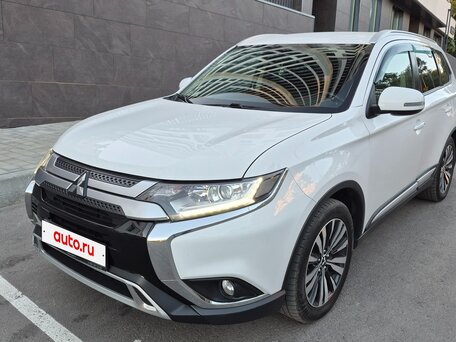 2019 Mitsubishi Outlander III Рестайлинг 3, белый, 2150000 рублей, вид 2