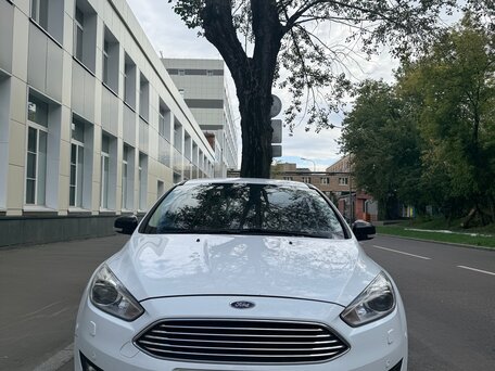 2017 Ford Focus III Рестайлинг, белый, 1300000 рублей, вид 3