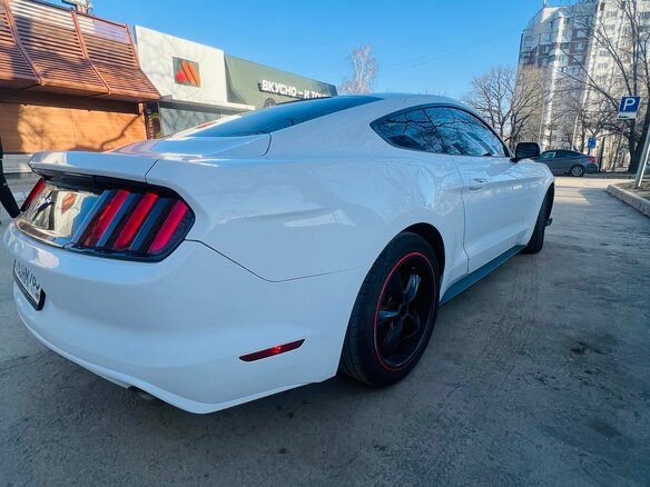 2016 Ford Mustang VI, белый, 2700000 рублей - вид 3