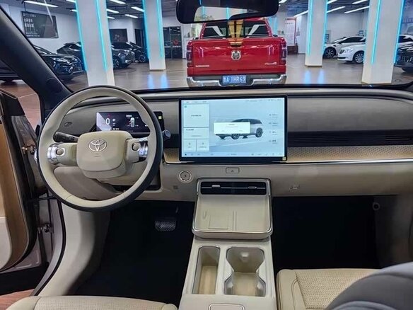 2025 Toyota bZ3X 58.3 kWh, серебристый, 2140000 рублей - вид 8