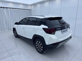 2022 Toyota Yaris L X XP150 Рестайлинг, красный, 950000 рублей, вид 4