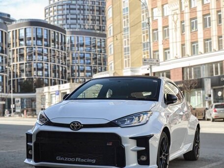 2021 Toyota Yaris IV, белый, 3500000 рублей, вид 3