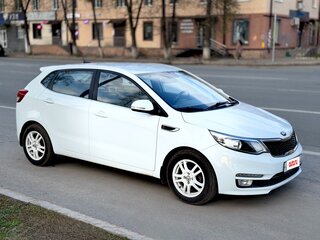 2017 Kia Rio III Рестайлинг, белый, 1150000 рублей, вид 3