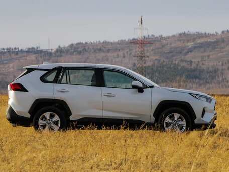 2025 Toyota RAV4 V (XA50), белый, 3500000 рублей, вид 4