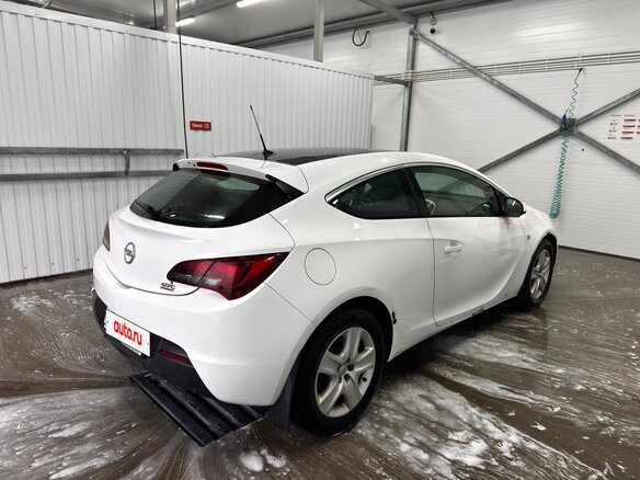 2013 Opel Astra GTC J Рестайлинг, белый, 800000 рублей - вид 2