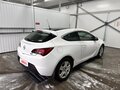 2013 Opel Astra GTC J Рестайлинг, белый, 800000 рублей - вид 2