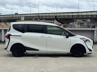 2022 Toyota Sienta II Рестайлинг, белый, 1040005 рублей, вид 5