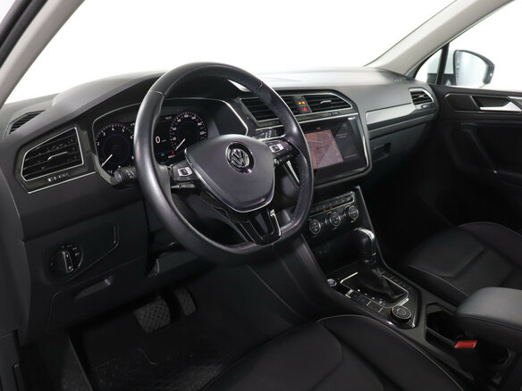 2018 Volkswagen Tiguan II, белый - вид 12