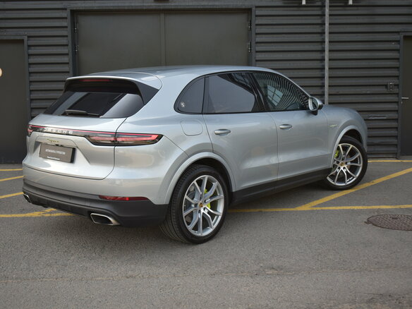 2021 Porsche Cayenne E-Hybrid III, серебристый, 6390000 рублей - вид 4