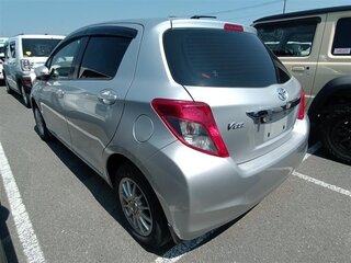 2012 Toyota Vitz III (XP130), серебристый, 590000 рублей, вид 4