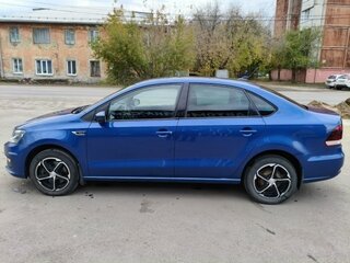 2018 Volkswagen Polo V Рестайлинг, синий, 850000 рублей, вид 4