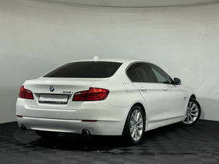 2012 BMW 5 серии 535i xDrive VI (F10/F11/F07), белый, 1697000 рублей, вид 2