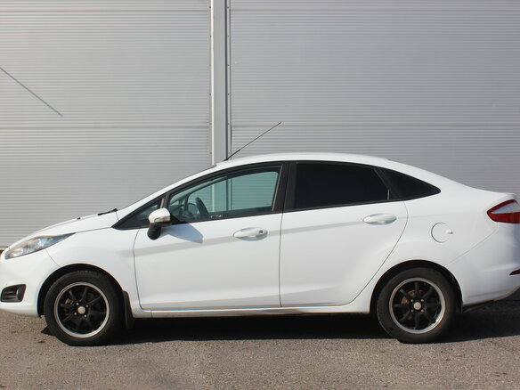 2015 Ford Fiesta Mk6 Рестайлинг, белый, 670000 рублей - вид 21