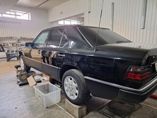 1993 Mercedes-Benz E-Класс 280 I (W124), чёрный, 1300000 рублей, вид 5
