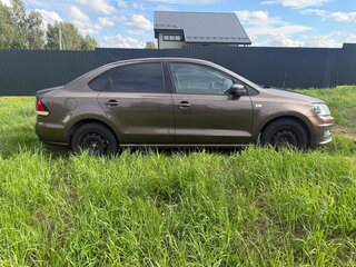 2017 Volkswagen Polo V Рестайлинг, коричневый, 930000 рублей, вид 3
