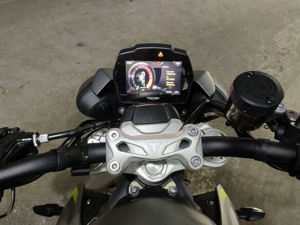 2022 Triumph Speed Triple, серый, 1377000 рублей - вид 4
