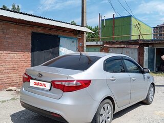 2013 Kia Rio III, серебристый, 900000 рублей, вид 3