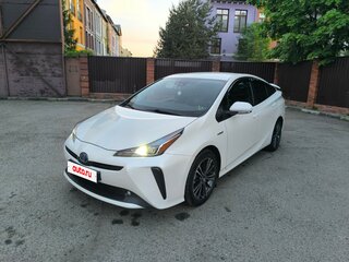 2020 Toyota Prius IV Рестайлинг (XW50), белый, 2850000 рублей, вид 1