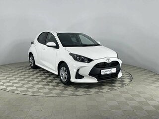 2021 Toyota Yaris IV, белый, 1290000 рублей, вид 3