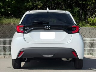 2022 Toyota Yaris IV, белый, 1150000 рублей, вид 4
