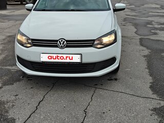2014 Volkswagen Polo V, белый, 680000 рублей, вид 2