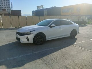 2021 Kia K5 III, белый, 2400000 рублей, вид 1