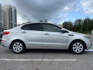 2016 Kia Rio III Рестайлинг, серебристый, 950000 рублей, вид 3
