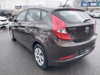 2015 Hyundai Solaris I Рестайлинг, коричневый, 850000 рублей, вид 4