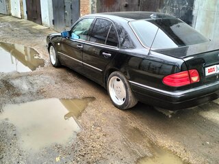1996 Mercedes-Benz E-Класс 280 II (W210, S210), чёрный, 1000000 рублей, вид 3