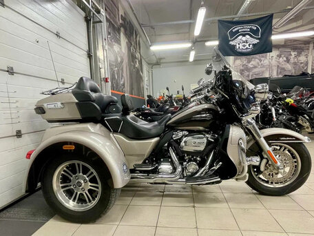 2017 Harley-Davidson Tri Glide, серый, 3350000 рублей, вид 1