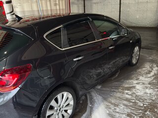 2013 Opel Astra J Рестайлинг, чёрный, 699000 рублей, вид 2